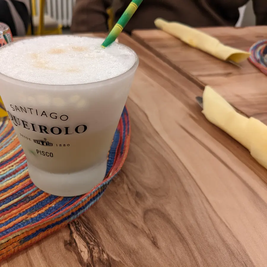 Pisco Sour servido en copa